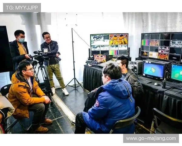 现场导播与制作团队接受采访，分享大型活动制作经验